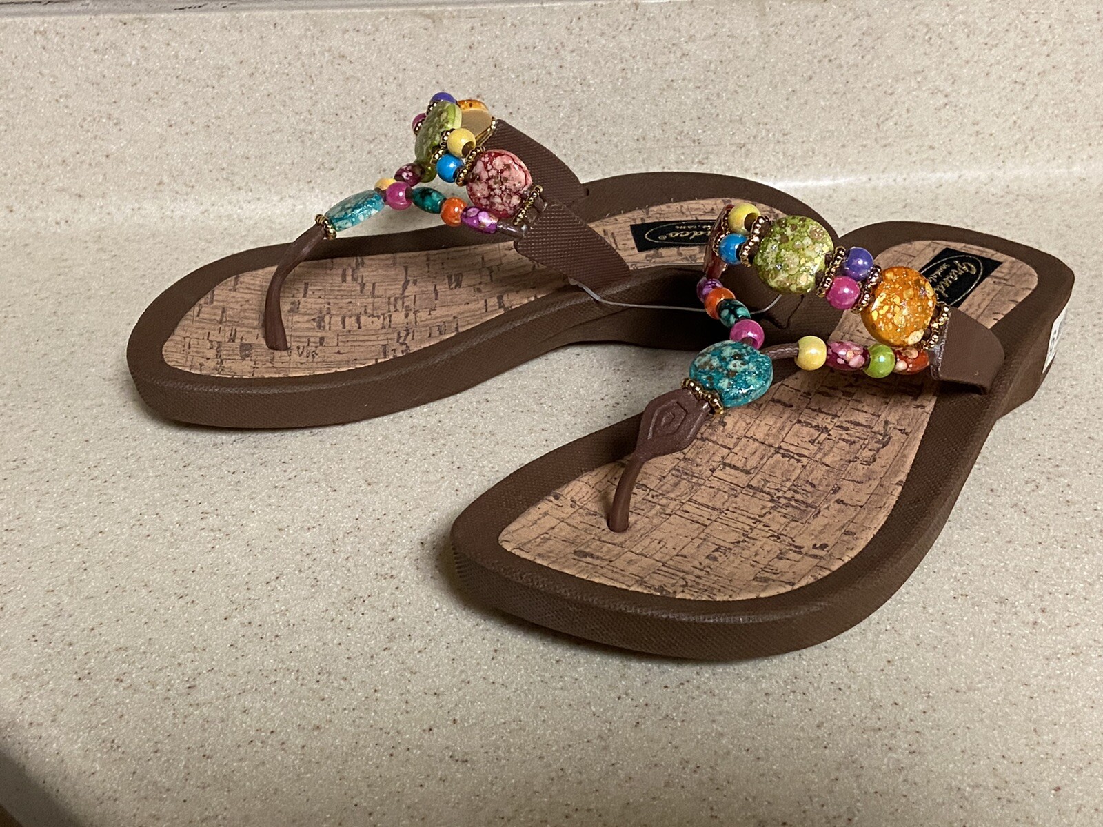Sandalias Tanga Playa GRANDCO Talla 6 Color Marrón Con Cuentas Multicolor Nuevas con Etiquetas