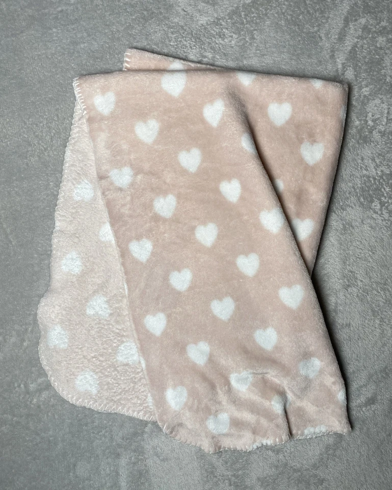 Max Studio Niños Rosa Manta Bebé Corazones Blancos Borde Puntada Suave Vellón Lovey Foto 3 de 4