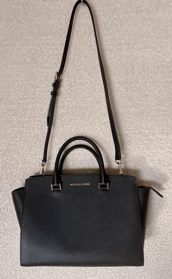 Bolsa satchel Michael Kors Selma preta com zíper superior couro saffiano - Imagem 2 de 4