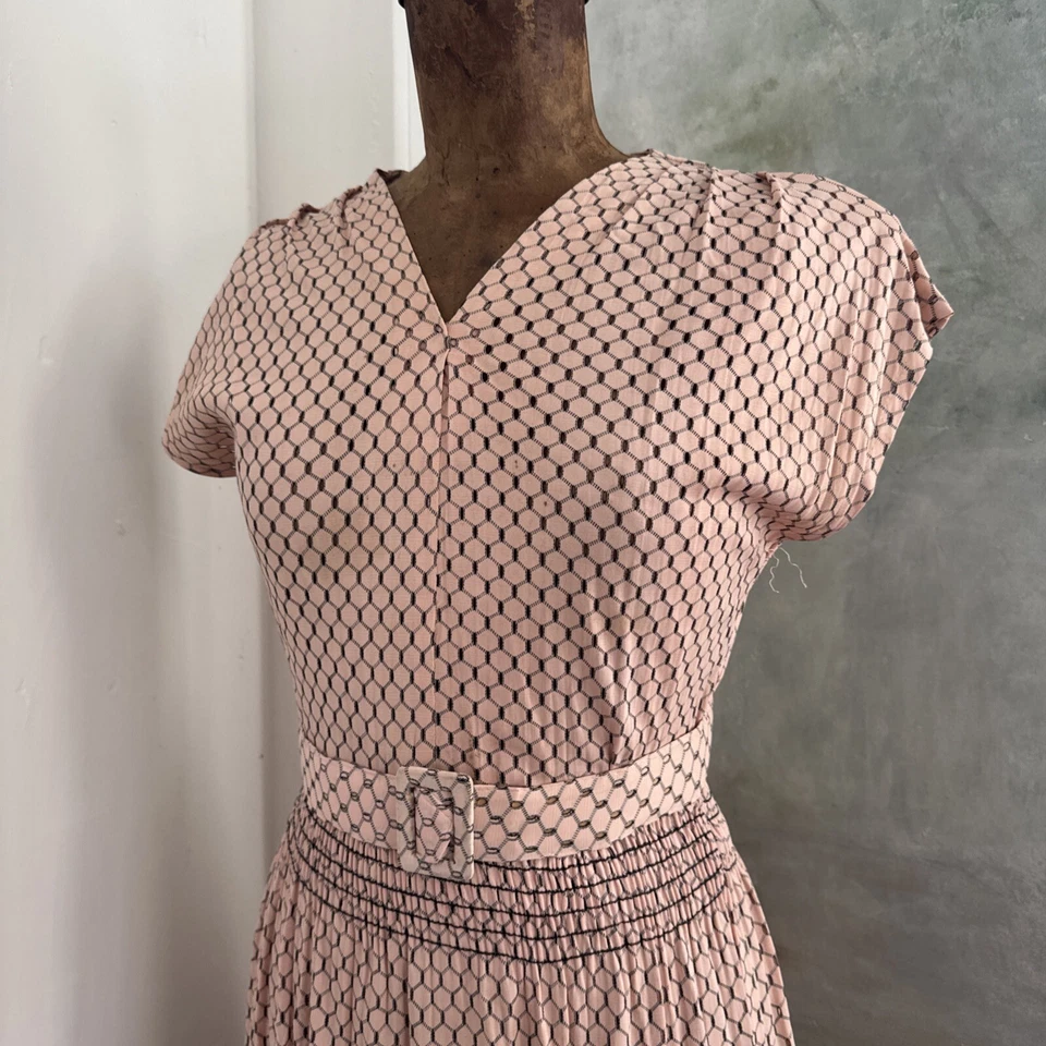 Vestido vintage años 40 rosa y negro jersey rayón panal cintura acanalada con cinturón Foto 2 de 4