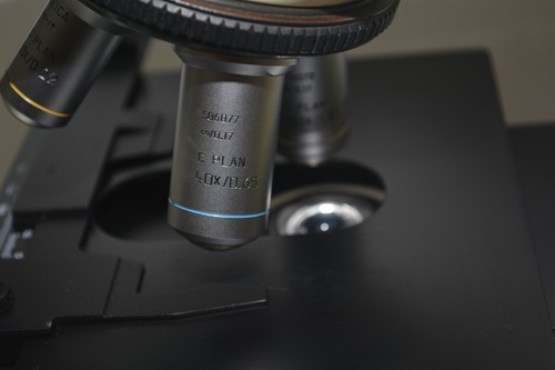 ^ Microscopio composto verticale Leica DME con obiettivi 4x 10x 40x 100x #X1100 - Foto 8 di 15