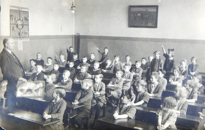 1950s FANTASTIC 5x7 PHOTO GERMANY CLASS ROOM TEACHER LECTURING STUDENTS ANIMALS