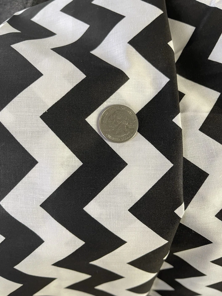 Tela de polialgodón con estampado de chevron en zigzag blanco y negro algodón poliéster Foto 4 de 4