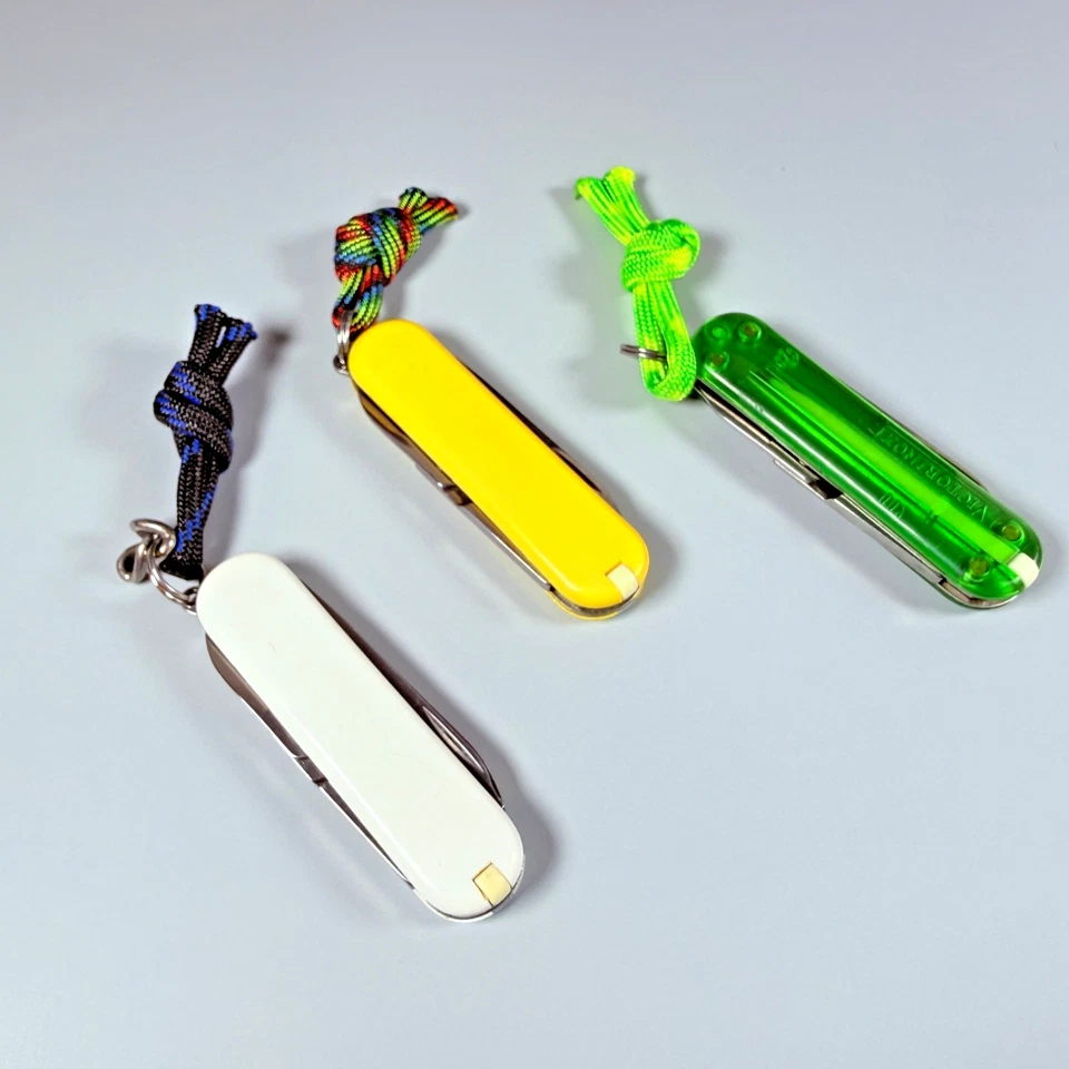 Victorinox Classic SD - Verde Translúcido, Blanco, Amarillo - Reacondicionado Foto 2 de 4