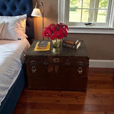 Antique Steamer Trunk Coffee table/nightstand decorative storage chest w/wheels 