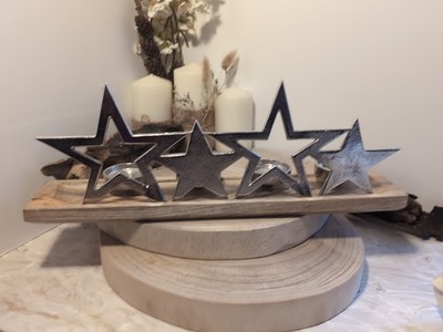 Silberne Sterne Ornament mit 4 Teelichtern auf Holzsockel - 45 cm lang