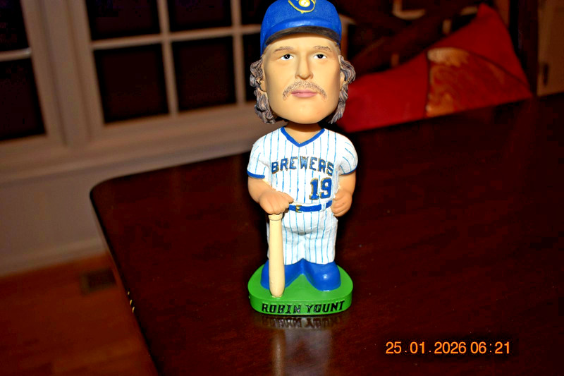 2001 ROBIN YOUNT MILWAUKEE BREWERS BOBBLEHEAD COOPERSTOWN HALL OF FAME