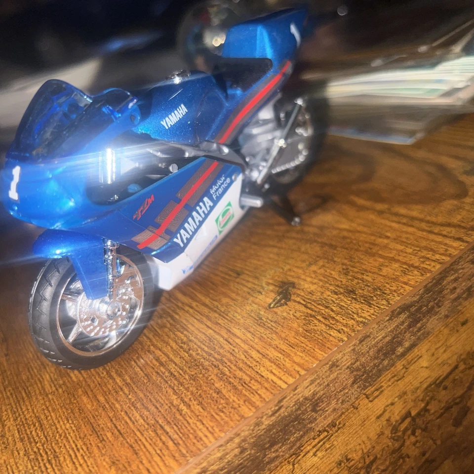 Welly 1994 Yamaha TZ250M Fábrica Bicicleta de Carreras Motocicleta Diecast Modelo Juguete 1/18 Foto 2 de 4