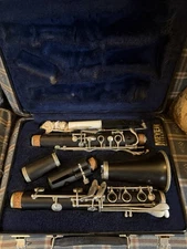 Selmer CL200 Bb Clarinet + Vandoren B45 Mouthpiece w Case, Ligature, Reeds, Book