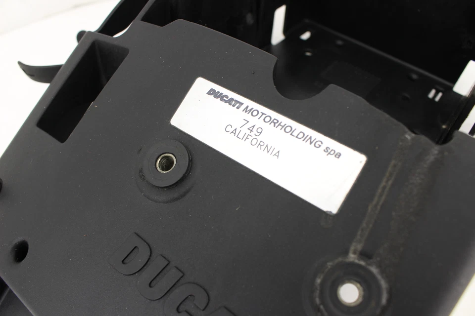Ducati 749 R 2006 trasero trasero trasero bandeja de batería plástico 82914191A Foto 2 de 4