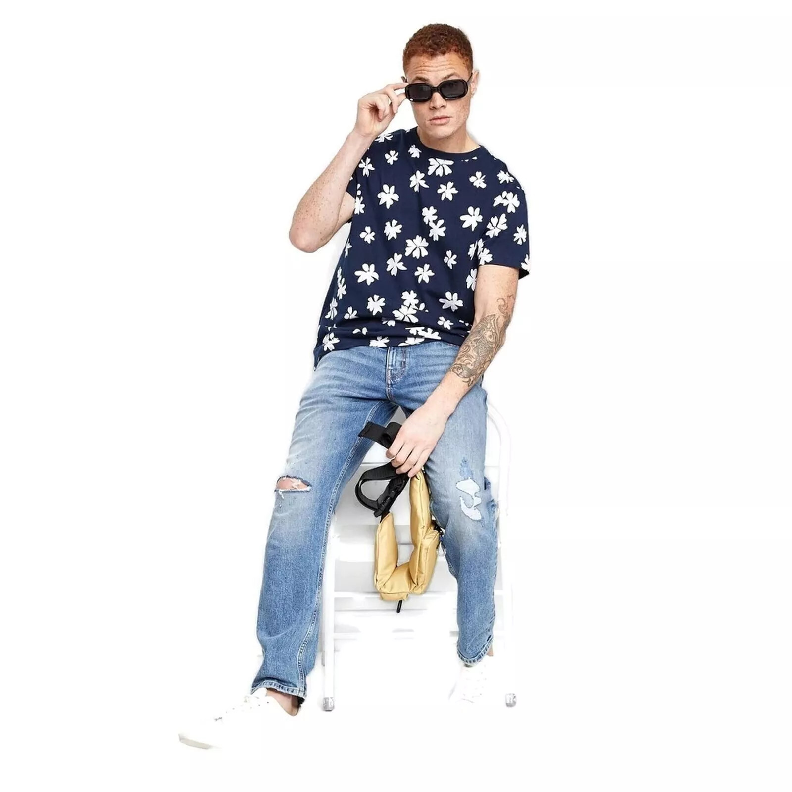 Оригинальная мужская футболка с коротким рукавом с цветочным принтом темно-синего цвета маленькая 1890₽