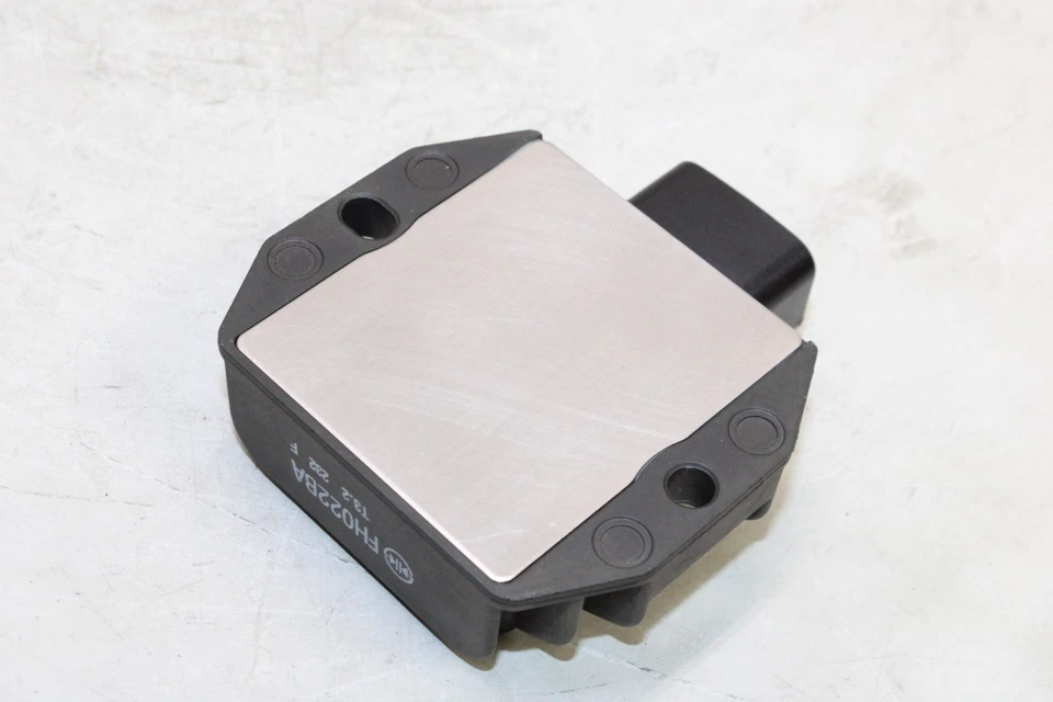 Regulador de voltaje rectificador OEM SUZUKI GSXS750 2023 Foto 4 de 4