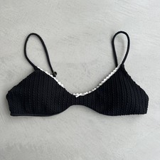 Top bikini Wild Lovers sabbiato con volant a contrasto. Nero/Bianco. Grande. Prezzo consigliato £32.