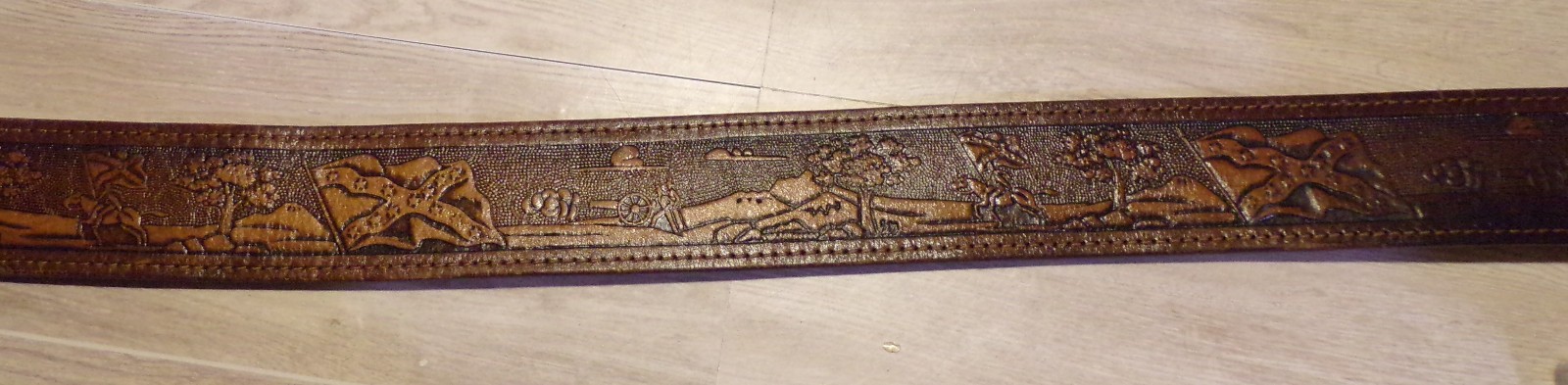 RARE VINTAGE LEATHER TOOLED CIVIL WAR BATTLE SCENE BELT 40 INCHES LONG