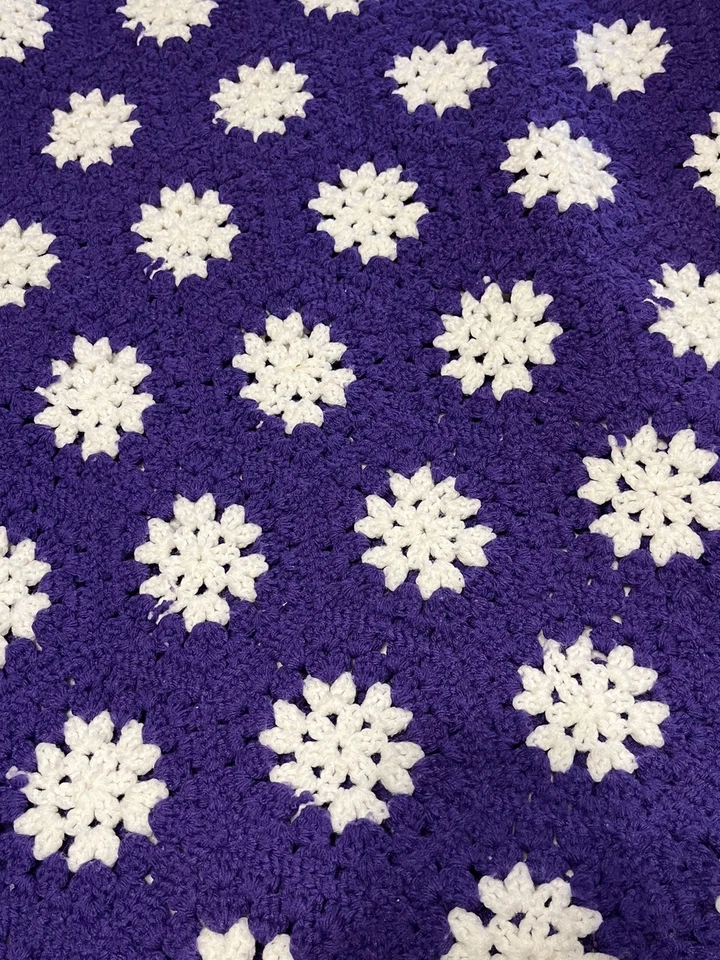 Manta grande afgana cuadrada vintage hecha a mano 110” X 82” púrpura/blanca Foto 3 de 4