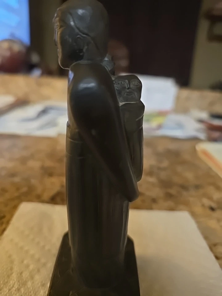 Старинная антикварная черная каменная резная статуэтка женщины с ребенком 1900-х годов. Безупречный. 6" - Изображение 4 из 4