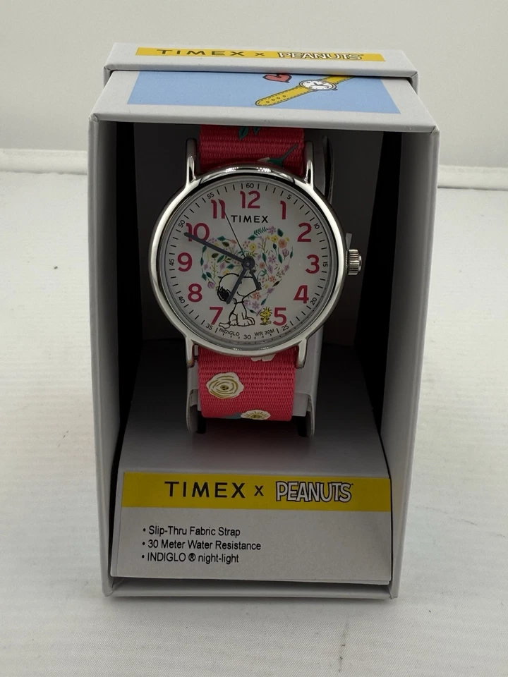 Reloj Timex® Weekender X Peanuts® Snoopy & Woodstock para mujer con correa de tela floral Foto 4 de 4