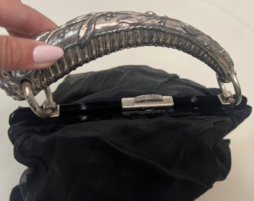 Borsa a mano Yves Saint Laurent organza nera con manico argento dichiarazione Mombasa - Foto 13 di 20