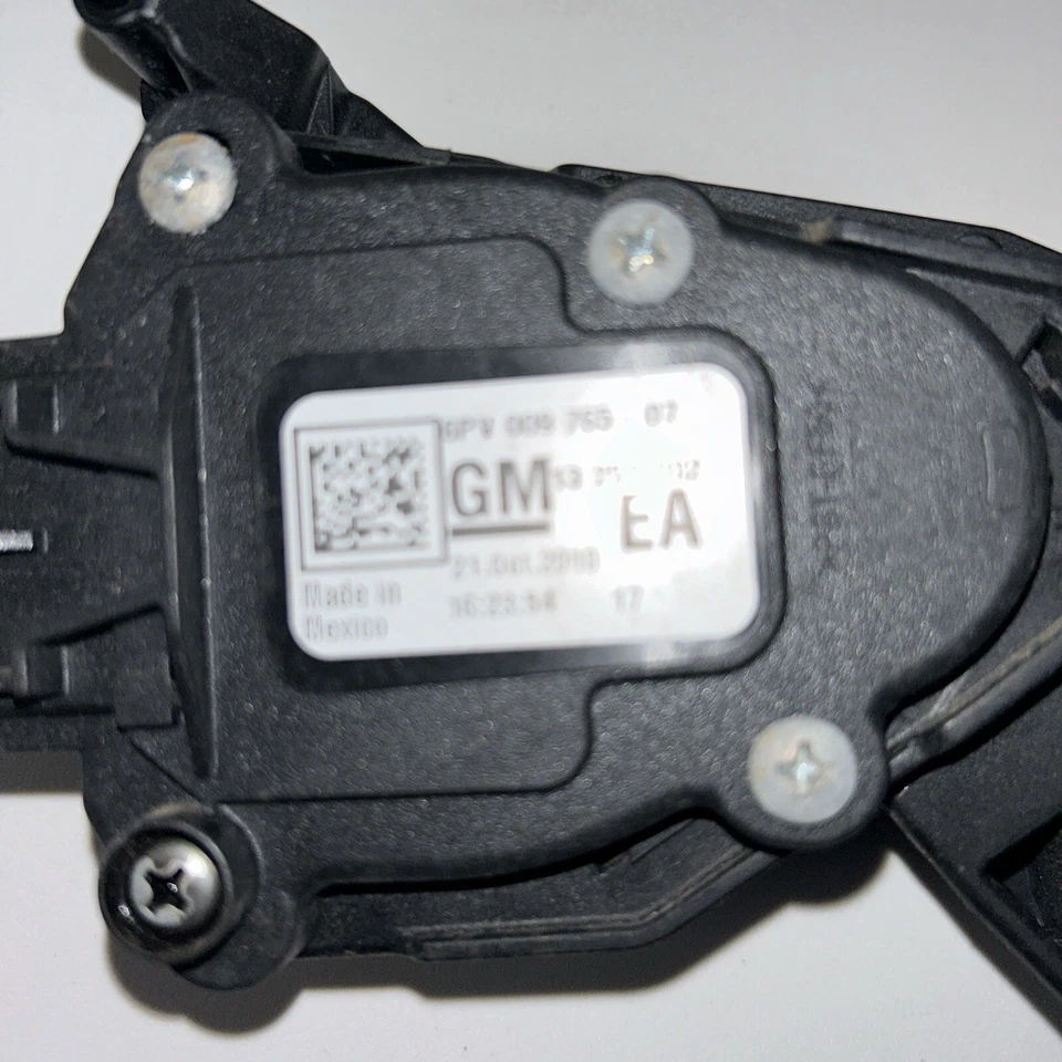 Chevrolet Cruze 2011-2015 pedal acelerador de gasolina. Usado OEM.        6PV 009 765-07 Foto 2 de 4