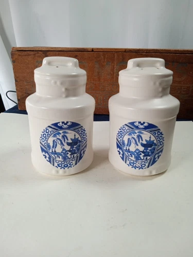 Vintage McCoy Stoneware Blue Willow Salt & Pepper Shakers USA Made