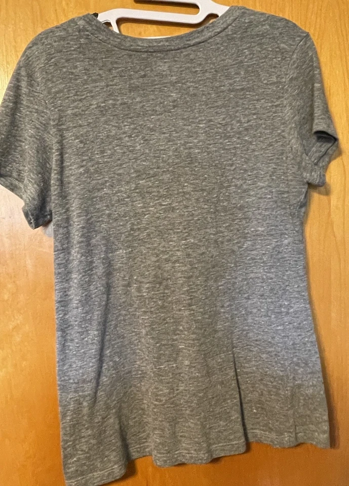 Camisa Soffe Damas Oklahoma State Cuello en V Manga Corta Usada Foto 3 de 4