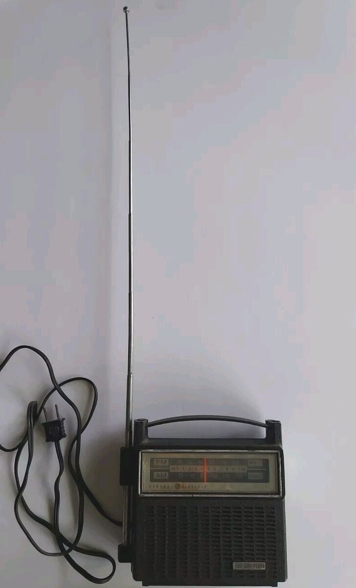 General Electric Vintage GE AM FM Portable Radio Model No. 7 General Electric Vintage GE AM FM Portable Radio Model No. 7