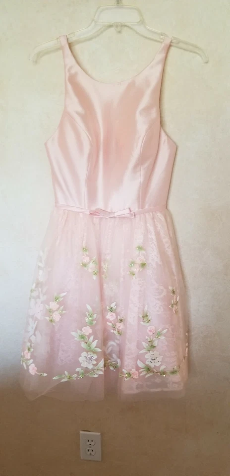 SHERRI HILL - VESTIDO DE FIESTA SATINADO Y BORDADO DE TUL ENTALLADO Y ACAMPANADO, TALLA 0 Foto 3 de 3