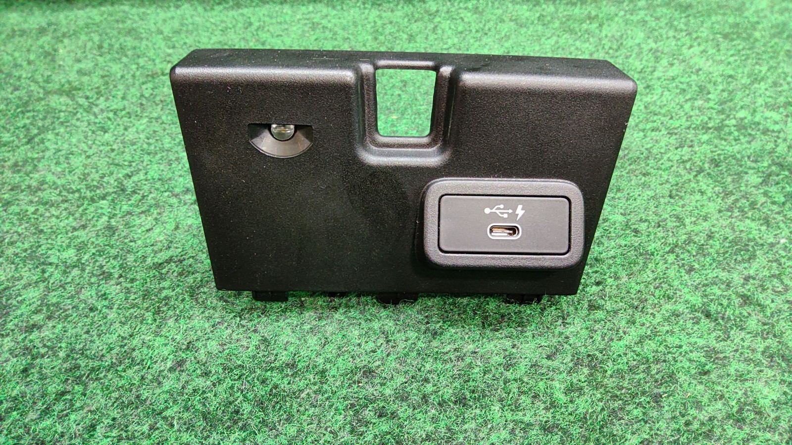 2018-2022 BMW 330i USB-C Charging Port OEM 84108711939