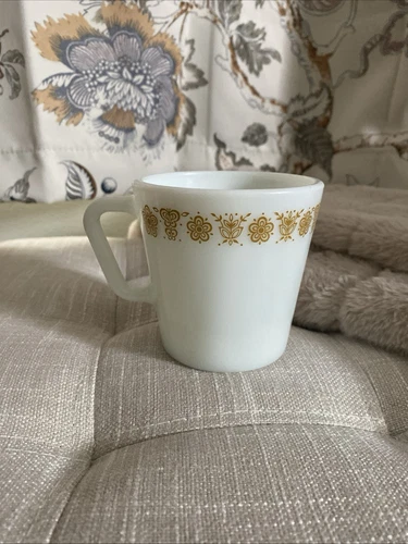 VINTAGE PYREX BUTTERFLY GOLD YELLOW D HANDLE COFFEE MUG CUP 1410 MILK GLASS