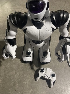 22  WowWee Robosapien 2005 with Remote White - (Please Read)