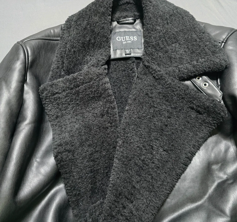 Abrigo largo de doble botonadura de doble botonadura de piel de oveja sintética para hombre GUESS Foto 3 de 4