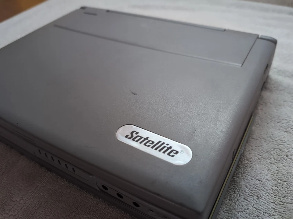 TESTED Toshiba 225CDS Notebook Laptop Computer Pentium 133MHZ 1.34 GB 16MB RAM - Image 4 of 4