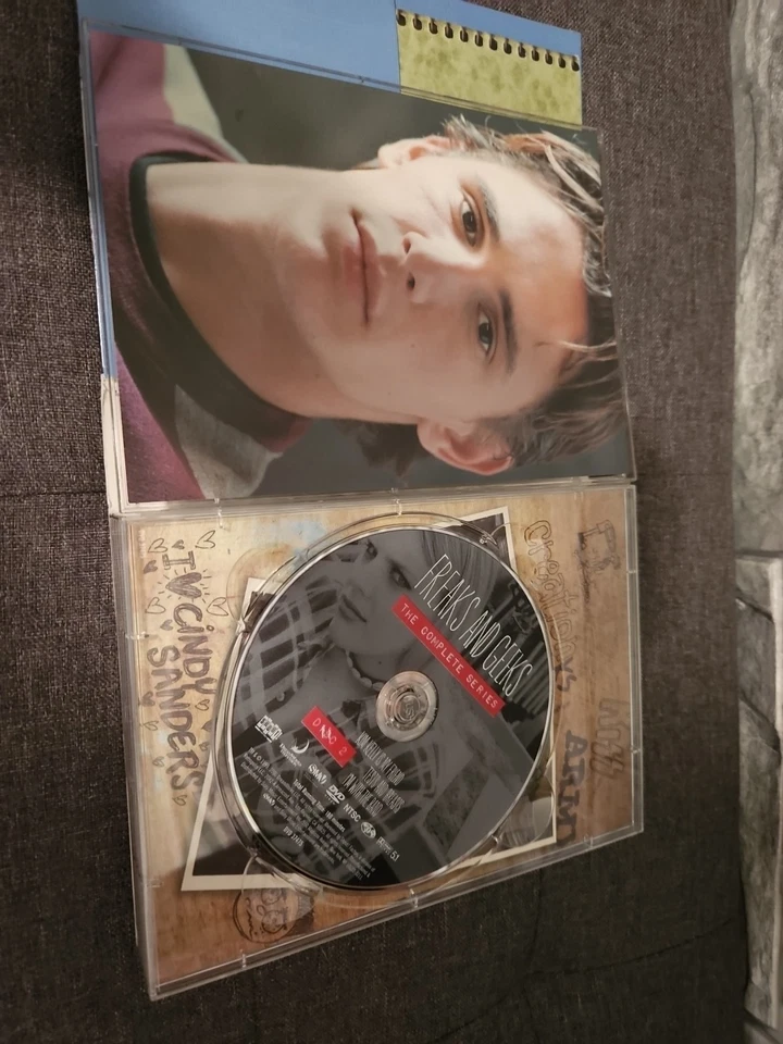 Freaks and Geeks - The Complete Series DVD  Set +Booklet - Image 4 of 4