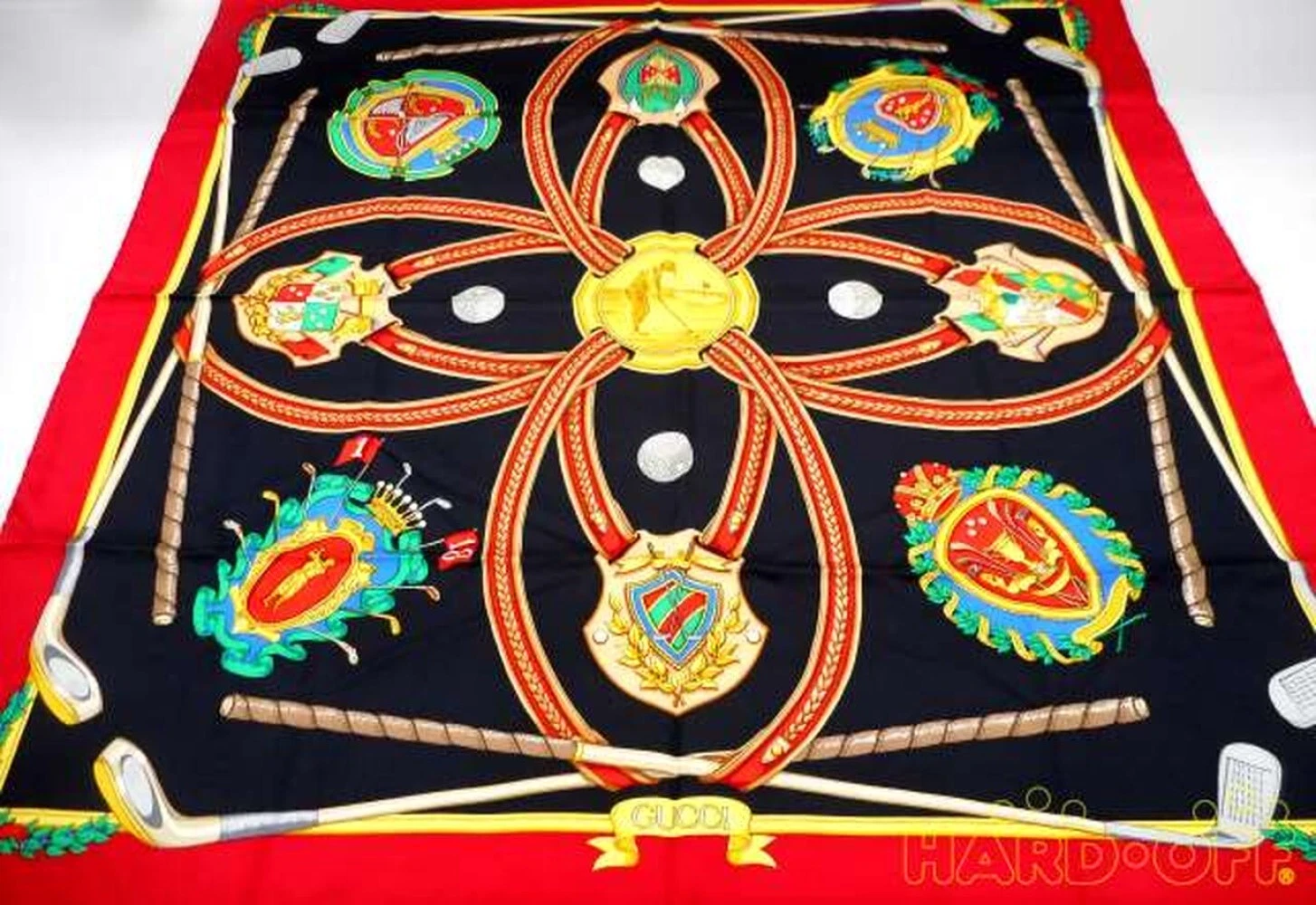Écharpe carrée en soie Gucci 86 cm motif médaille rouge noir multicolore