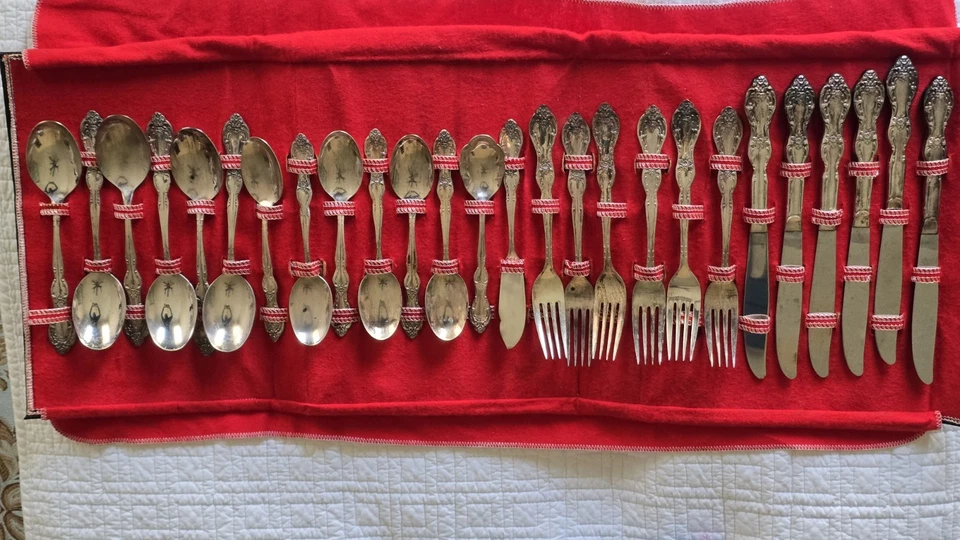 Juego de cubiertos de plata de colección W Rogers Royal Manor 26 piezas con estuche Foto 2 de 4