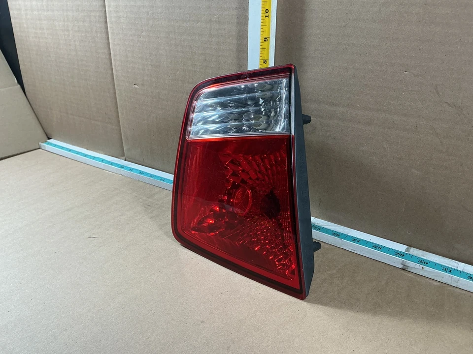 Luz trasera izquierda montada en la tapa del lado del conductor Kia Borrego 2009-2011 Foto 2 de 4