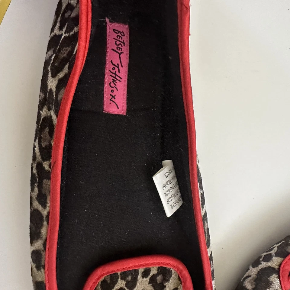 Zapatillas Betsey Johnson 9/10 imitación piel terciopelo dorado corazón estampado animal Foto 3 de 4