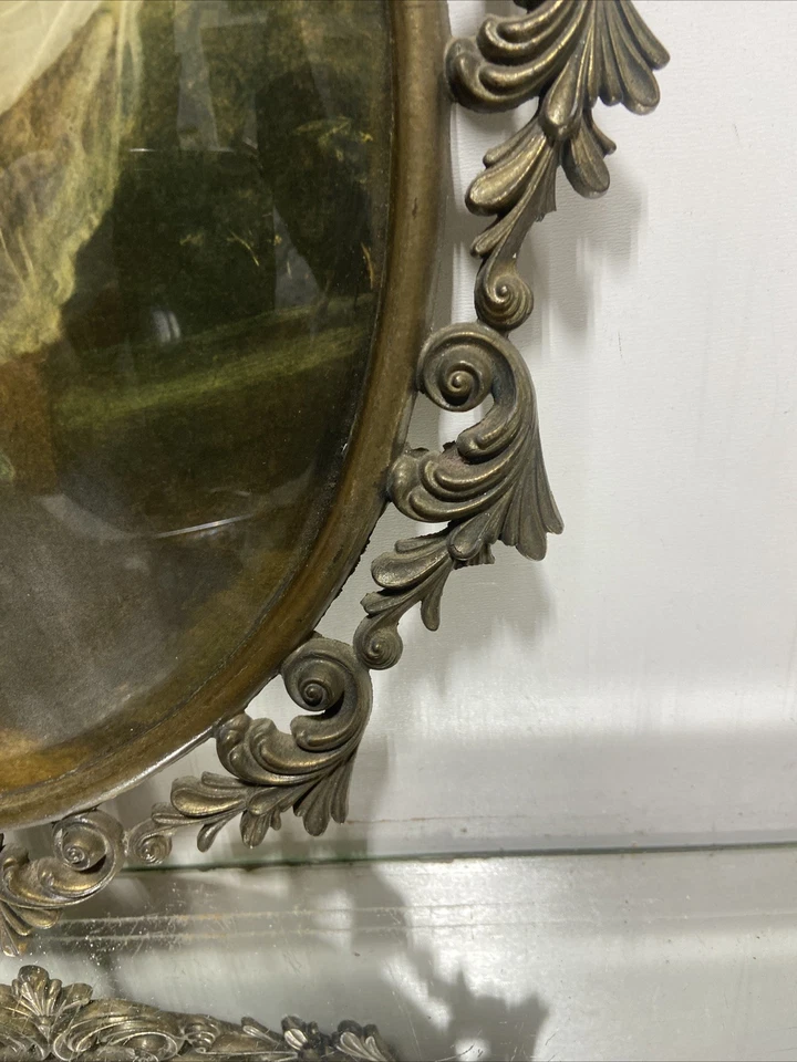 De colección. Cuadro convexo de vidrio burbuja enmarcado metal dorado niña ornamentada Foto 4 de 4