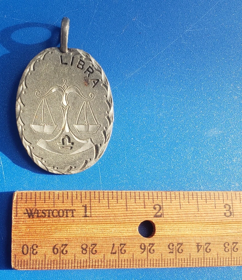 Colgante horóscopo del zodiaco Libra de peltre grabado a mano de colección Foto 3 de 4