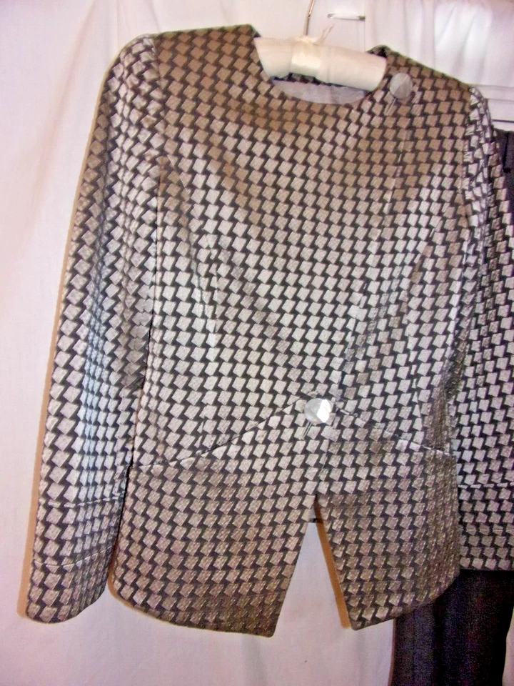 Ladies Giorgio Armani Silver / Gray  Geometric  Pant Suit 38 Stunning - Image 2 of 4