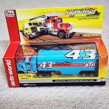 Auto World Semi Racing Rigs RICHARD PETTY STP 43 PETERBILT Truck HO Slot Car