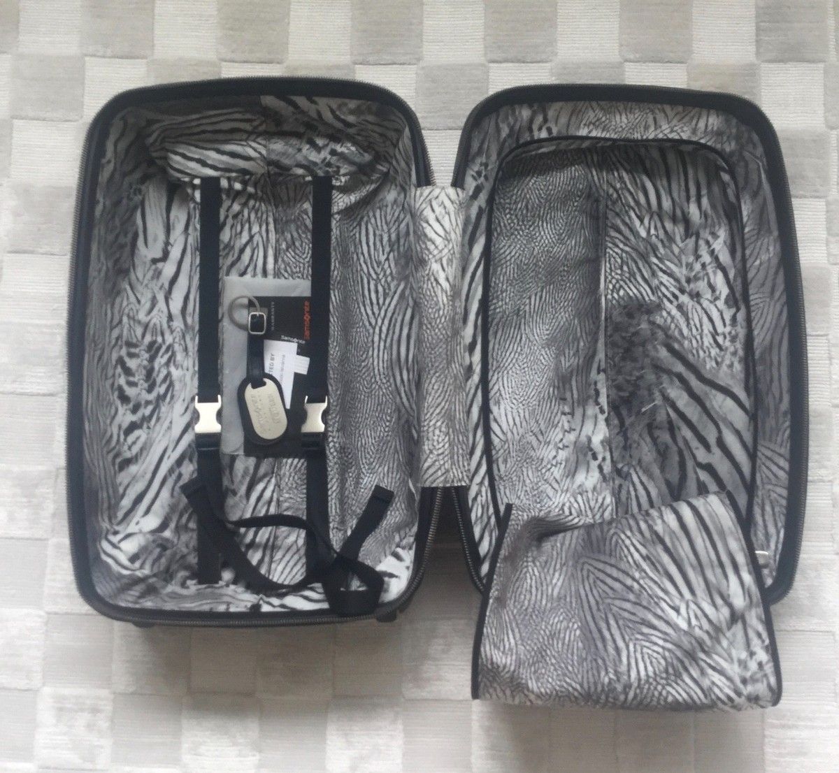 ALEXANDER McQUEEN SAMSONITE BLACK CROCODILE TROLLEY UPRIGHT ALEXANDER McQUEEN SAMSONITE BLACK CROCODILE TROLLEY UPRIGHT