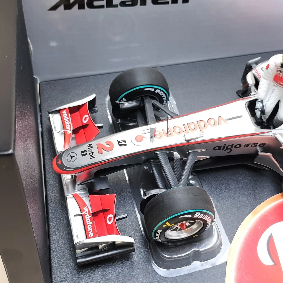 MINICHAMPS 1/18 Vodafone McLaren Mercedes MP4-25 L. Hamilton Canada 530101822 - Image 2 of 4