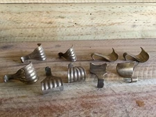 1 X VINTAGE BRASS SCALLOPEDWALL PICTURE HANGER ORIGINAL - sale is for ONE ONLY