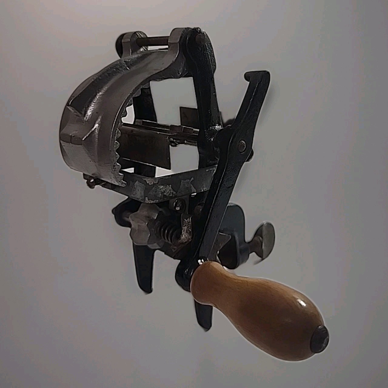 ANTIQUE VITANTONIO HAND CRANK PASTA MAKER/ROLLER - CAST IRON gnocchi & cavatelli