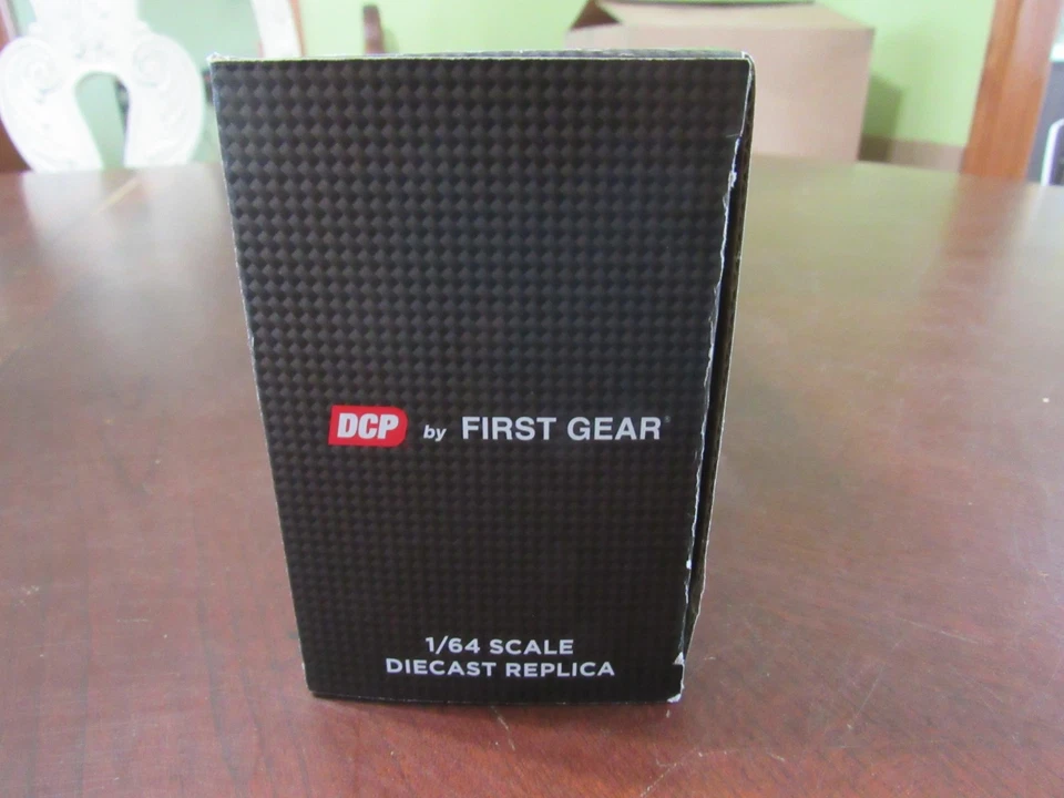 DCP 1/64 #60-1211 KENWORTH W900L 86" STUDIO TRI-AXLE W/WILSON TRI-AXLE TRAILER - Image 4 of 4