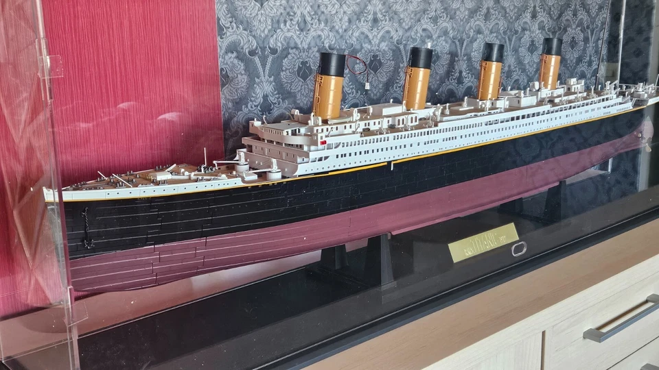 Hachette Titanic 1:200 gebaut incl. Vitrine, B 145 cm  T 25 cm  H 48 cm  - Bild 2 von 4