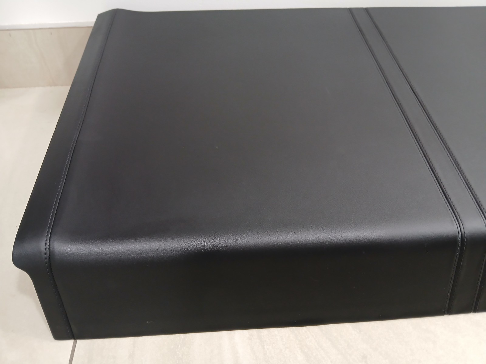 ASTON MARTIN DBX REAR PARCEL SHELF/PACKAGE TRAY ASSEMBLY - MY83-46668-AEW