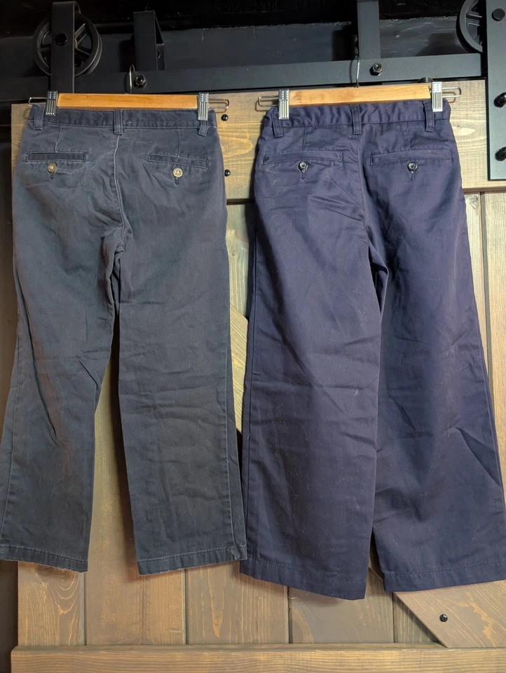 2 pantalones de vestir azul marino para niños talla 7 y 8. Cherokee Navy plisado y George Navy frente plano Foto 3 de 4