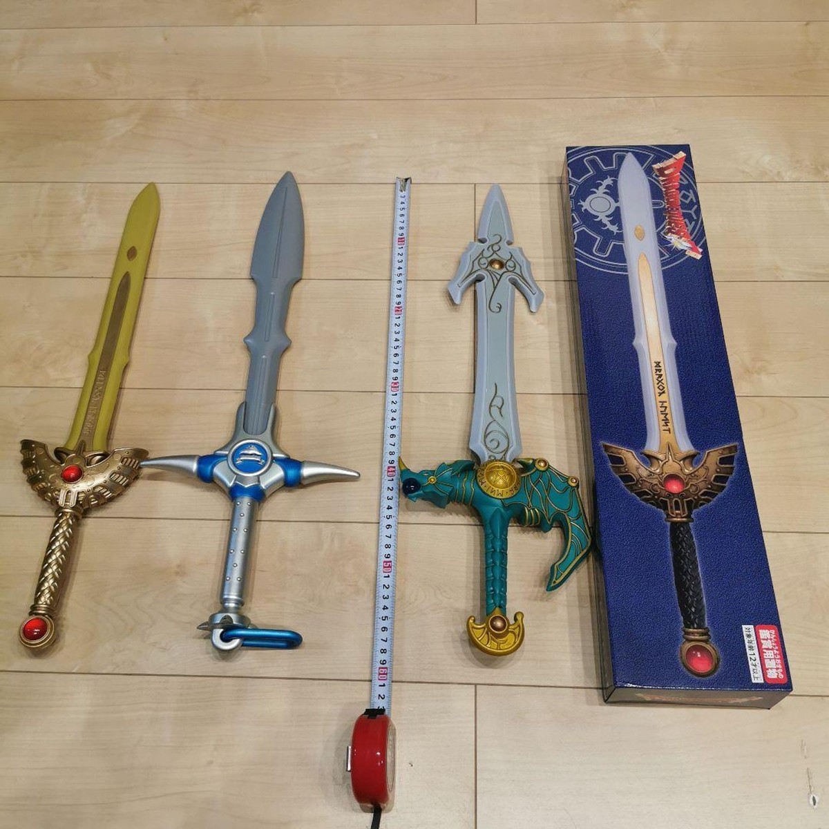 ドラゴンクエスト ウエウハース Dragon Quest Sword Lot Set of 4 - Roto, Sky, Hagure Metal Swords
